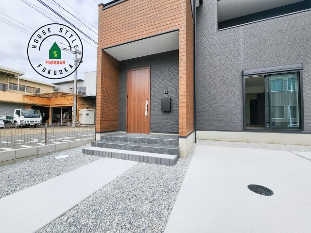 糟屋郡志免町南里2丁目第1-3棟（2号棟）の玄関|おでかけの時も帰った時も、「我が家」を最初に感じでもらえる素敵な空間に。