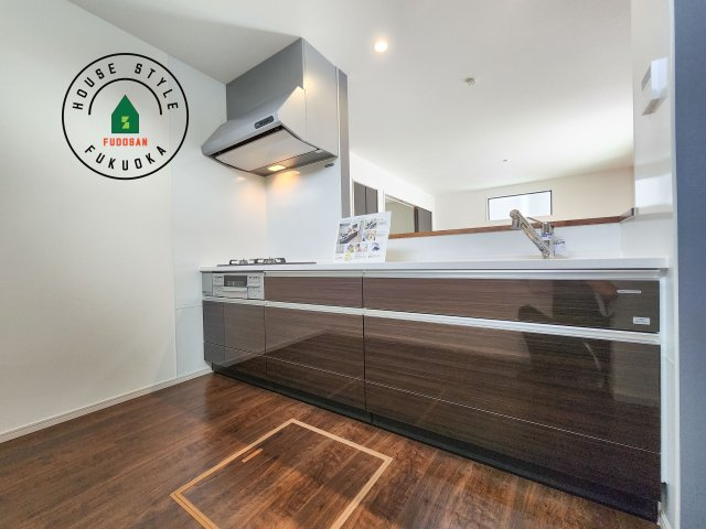 糟屋郡志免町南里2丁目第1-3棟（2号棟）のキッチン|ダイニングテーブルへの配膳がラクラク、お料理はかどるカウンター付きシステムキッチン！