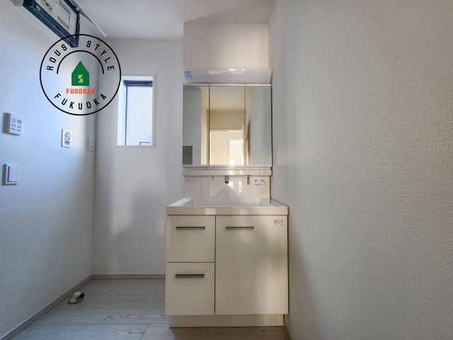糟屋郡宇美町宇美中央1丁目第3-6棟(3号棟)の独立洗面台|毎日使うものだから清潔な空間を保ちたい水回り。洗面にはそんな願いを解消させてくれる収納アイデアが満載です。三面鏡の裏側にはキャビネットが現れ小物から背の高い物まで収納できます。