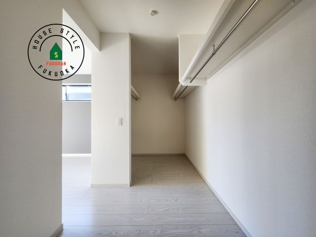 糟屋郡宇美町宇美中央1丁目第3-6棟(3号棟)の収納|洋服や大きな荷物が多い方や人数の多いご家族などは、一般的なクローゼットよりもウォークインクローゼットのほうが使い勝手が良いです。