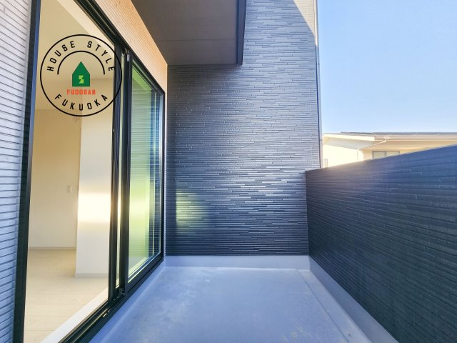 糟屋郡宇美町宇美中央1丁目第3-6棟(3号棟)のバルコニー|風をしっかりと感じられるバルコニーでは、毎日が洗濯日和です。広々としているので洗濯も楽しくなるでしょうし、気分転換にバルコニーからの眺めを楽しむのもいいでしょう。