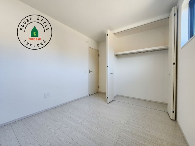 糟屋郡宇美町宇美中央1丁目第3-6棟(3号棟)の子供部屋|柔らかい陽光が差し込む明るいお部屋を演出する設計。彩光の取れる窓が気持ちの良いお部屋を創り上げます。