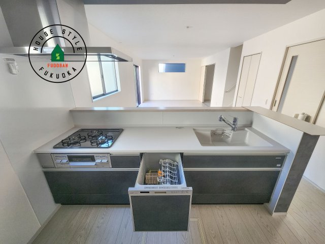 糟屋郡宇美町宇美中央1丁目第3-6棟(3号棟)のキッチン|キッチン。グリル・食器洗い乾燥機・浄水器も完備。