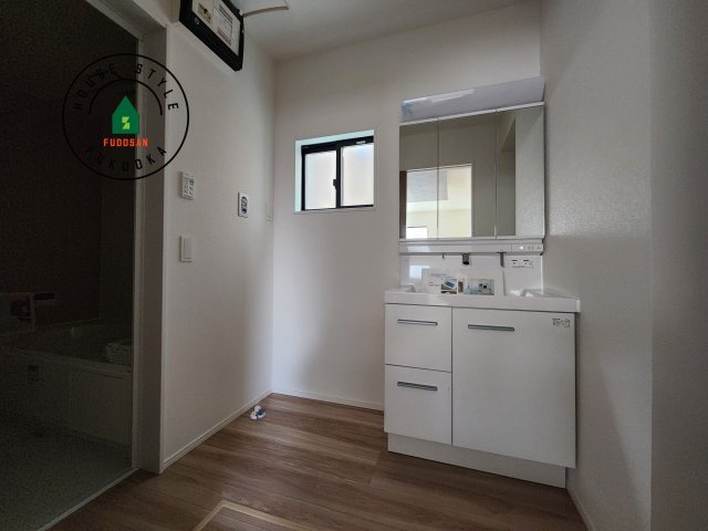 糟屋郡宇美町宇美中央1丁目第3-6棟(4号棟)の脱衣所|ゆとりの洗面スペースで朝の身支度もスムーズに。暮らしを快適に変えるシャワー付洗面台です！