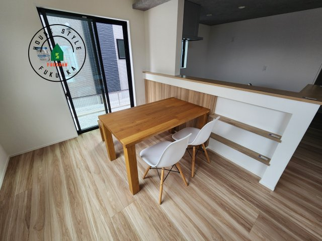 糟屋郡宇美町宇美中央1丁目第3-6棟(4号棟)のダイニング|キッチンから立ち込める香りが今日の料理を期待させます。