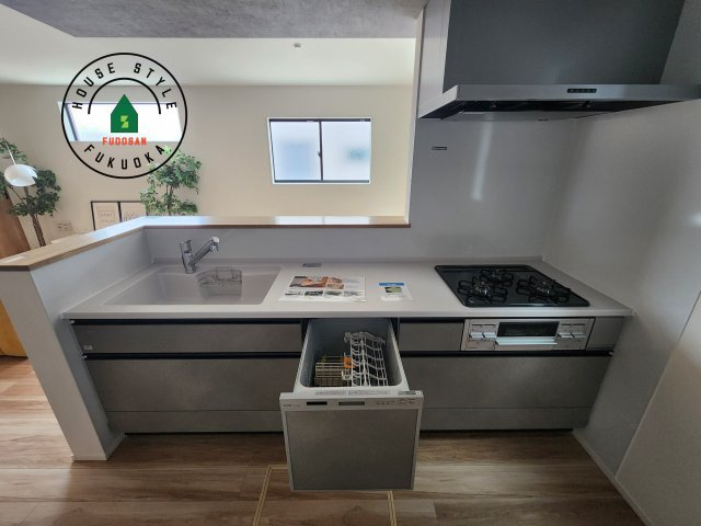 糟屋郡宇美町宇美中央1丁目第3-6棟(4号棟)のキッチン|キッチン。グリル・食器洗い乾燥機・浄水器も完備。