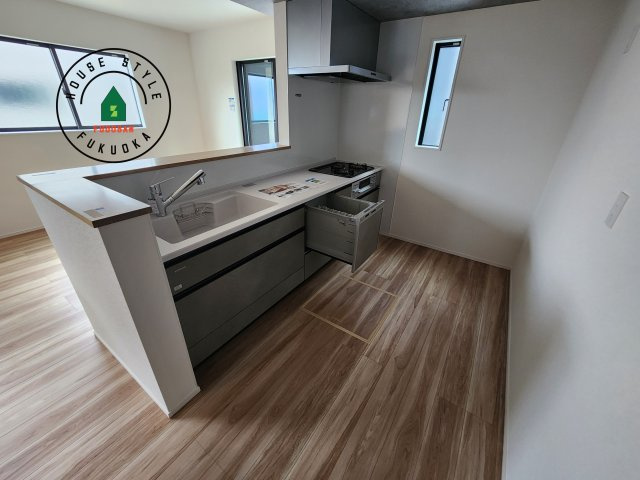 糟屋郡宇美町宇美中央1丁目第3-6棟(4号棟)のキッチン|ダイニングテーブルへの配膳がラクラク、お料理はかどるカウンター付きシステムキッチン！