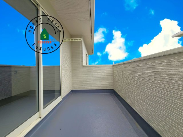 糟屋郡宇美町宇美中央1丁目第3-6棟(5号棟)の外観：施工例|風をしっかりと感じられるバルコニーでは、毎日が洗濯日和です。広々としているので洗濯も楽しくなるでしょうし、気分転換にバルコニーからの眺めを楽しむのもいいでしょう。