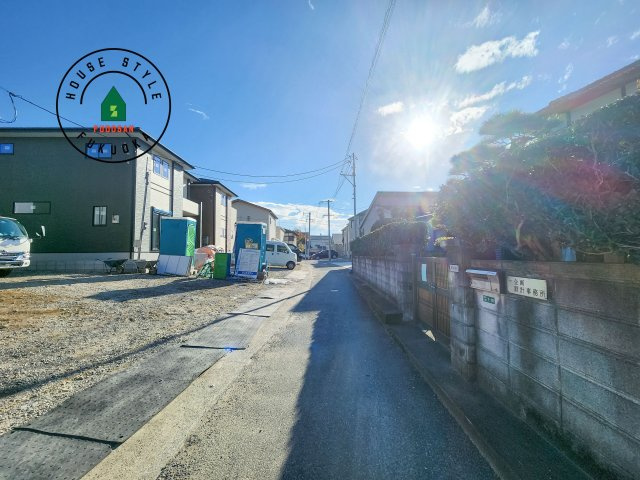 糟屋郡宇美町宇美中央1丁目第3-6棟(5号棟)の前面道路含む現地写真|前面道路は閑静な住宅地をはしる車通りの少ない道路。お車の出し入れが苦手なママや小さなお子様にも安心ですね。しっかり舗装もされているので、ベビーカーや自転車で通っても快適に通行できます。