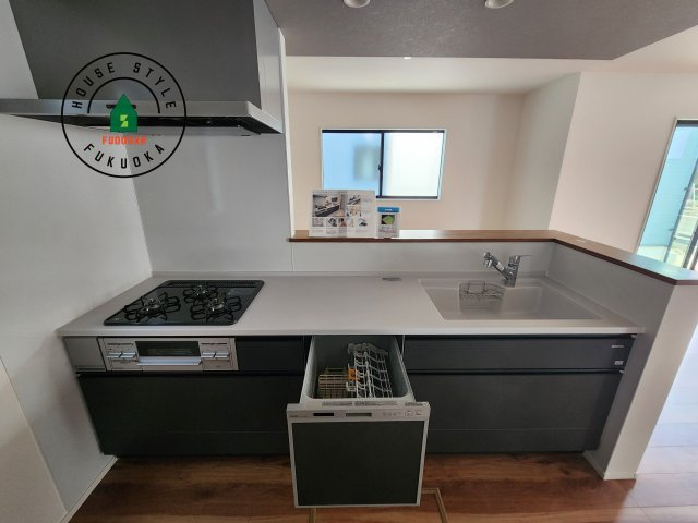 糟屋郡宇美町宇美中央1丁目第3-6棟(5号棟)のキッチン|キッチン。グリル・食器洗い乾燥機・浄水器も完備。