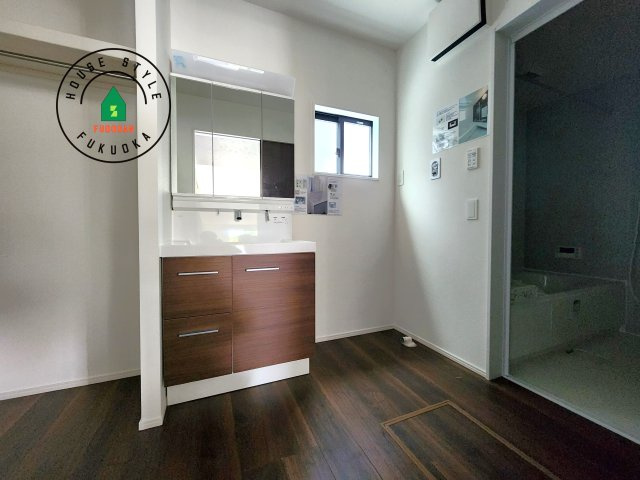 糟屋郡宇美町宇美中央1丁目第3-6棟(6号棟)の内観：施工例|ゆとりの洗面スペースで朝の身支度もスムーズに。暮らしを快適に変えるシャワー付洗面台です！