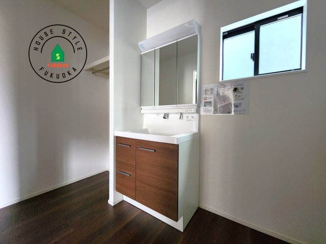 糟屋郡宇美町宇美中央1丁目第3-6棟(6号棟)の内観：施工例|毎日使うものだから清潔な空間を保ちたい水回り。洗面にはそんな願いを解消させてくれる収納アイデアが満載です。三面鏡の裏側にはキャビネットが現れ小物から背の高い物まで収納できます。