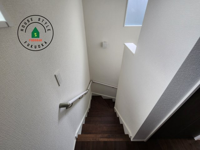 糟屋郡宇美町宇美中央1丁目第3-6棟(6号棟)の内装|階段からも明るい光が入ります。採光や通風も階段の重要な役割です。