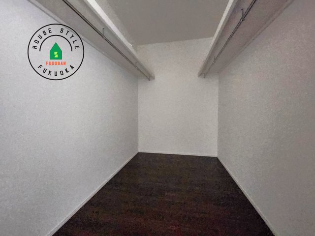 糟屋郡宇美町宇美中央1丁目第3-6棟(6号棟)の収納|洋服や大きな荷物が多い方や人数の多いご家族などは、一般的なクローゼットよりもウォークインクローゼットのほうが使い勝手が良いです。