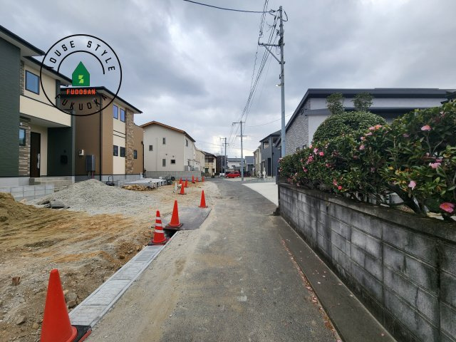 糟屋郡宇美町宇美中央1丁目第3-6棟(6号棟)の前面道路含む現地写真|前面道路は閑静な住宅地をはしる車通りの少ない道路。お車の出し入れが苦手なママや小さなお子様にも安心ですね。しっかり舗装もされているので、ベビーカーや自転車で通っても快適に通行できます。