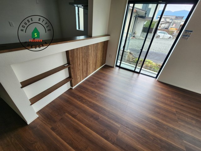 糟屋郡宇美町宇美中央1丁目第3-6棟(6号棟)のダイニング|キッチンから立ち込める香りが今日の料理を期待させます。