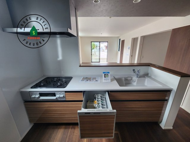 糟屋郡宇美町宇美中央1丁目第3-6棟(6号棟)のキッチン|キッチン。グリル・食器洗い乾燥機・浄水器も完備。