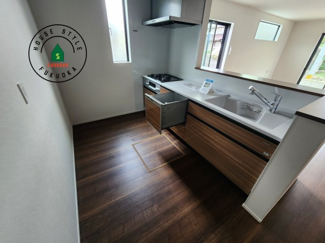 糟屋郡宇美町宇美中央1丁目第3-6棟(6号棟)のキッチン|ダイニングテーブルへの配膳がラクラク、お料理はかどるカウンター付きシステムキッチン！