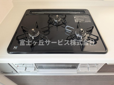 【その他】 | 静岡市清水区興津東町 新築一戸建て 1号棟 | 3口コンロがあります