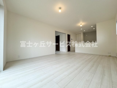 【居間・リビング】 | 静岡市清水区興津東町 新築一戸建て 1号棟 | リビングダイニングです