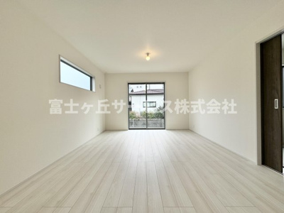 【居間・リビング】 | 静岡市清水区興津東町 新築一戸建て 1号棟 | リビングです