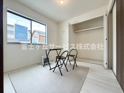 【洋室】 | 静岡市清水区興津東町 新築一戸建て 1号棟 | リビングの隣にある洋室です