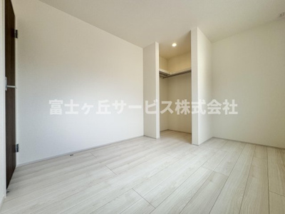 【洋室】 | 静岡市清水区興津東町 新築一戸建て 1号棟 | 収納もある洋室です