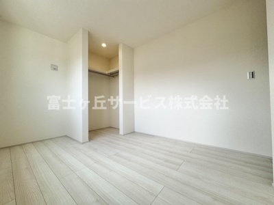 【洋室】 | 静岡市清水区興津東町 新築一戸建て 1号棟 | 収納もある洋室です