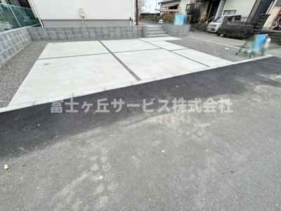 【駐車場】 | 静岡市清水区興津東町 新築一戸建て 1号棟 | 車種により2台駐車可能です