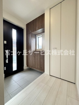 【玄関】 | 静岡市清水区興津東町 新築一戸建て 1号棟 | 収納もある玄関です