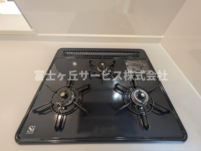 【その他】 | 磐田市福田 2期 新築一戸建て 1号棟 | 3口コンロがあります