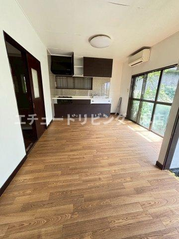 朝霞賃貸戸建の居間・リビング