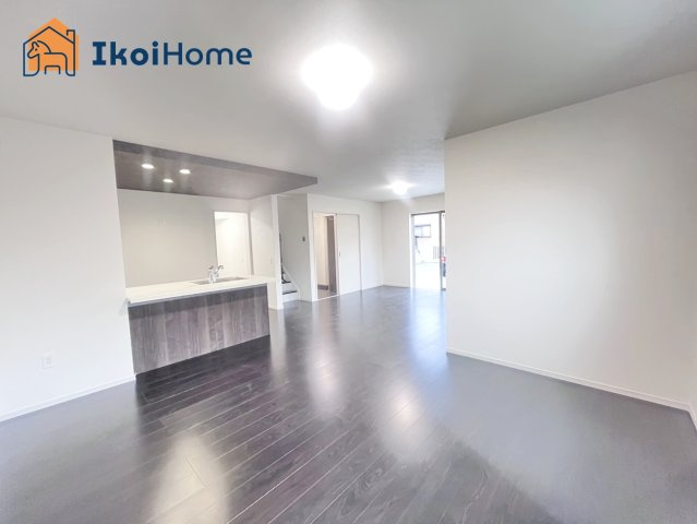 明石市魚住町清水　新築の居間・リビング|【ホームページに現地動画掲載中】●年中無休：当日予約可●カウンターキッチンで開放的！