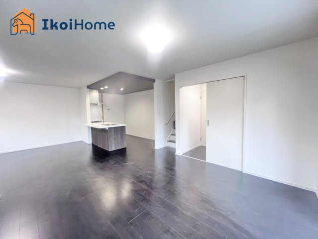 明石市魚住町清水　新築の居間・リビング|【ホームページに現地動画掲載中】●年中無休：当日予約可●LDKは開放感があり大型家具を設置が可能