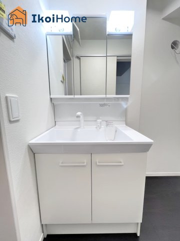 明石市魚住町清水　新築の洗面所|【ホームページに現地動画掲載中】●年中無休：当日予約可●洗面台はお化粧をする時に便利な３面鏡。