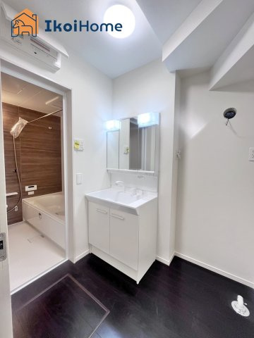 明石市魚住町清水　新築の洗面所|【ホームページに現地動画掲載中】●年中無休：当日予約可●洗濯機を置く洗濯パンがついていません。