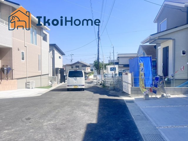 明石市大久保町西脇4期　1号棟の前面道路含む現地写真|●年中無休：当日予約可●前面道路は東側6mございますので、お車の出し入れも安心です！