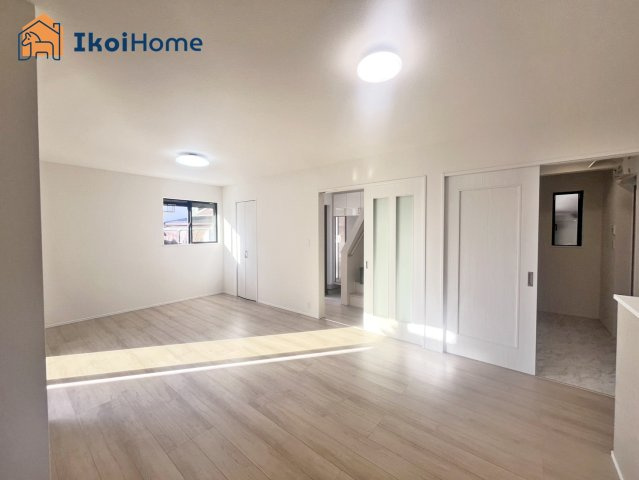 明石市魚住町中尾　全2棟　1号棟　新築戸建の居間・リビング|【ホームページに現地動画掲載中】●年中無休：当日予約可●広い開放感があり大型家具の設置可能