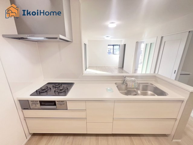 明石市魚住町中尾　全2棟　1号棟　新築戸建のキッチン|【ホームページに現地動画掲載中】●年中無休：当日予約可●人気の対面式のキッチンで明るい！