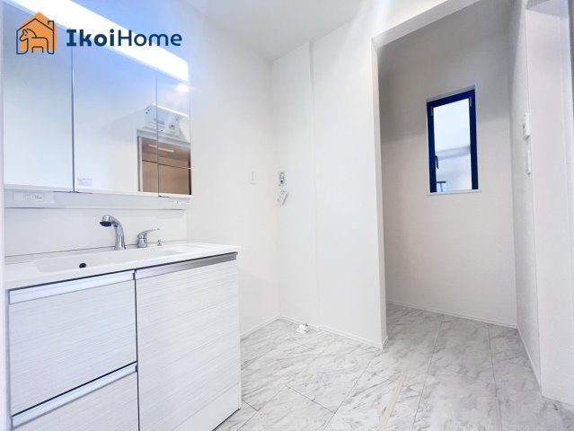 明石市魚住町中尾　全2棟　1号棟　新築戸建の洗面所|【ホームページに現地動画掲載中】●年中無休：当日予約可●洗面台はお化粧をする時に便利な３面鏡。