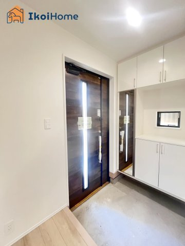 明石市魚住町中尾　全2棟　1号棟　新築戸建の玄関|【ホームページに現地動画掲載中】●年中無休：当日予約可●靴をたくさん収納できるシューズボックスが完備