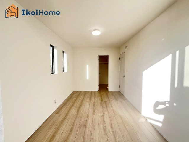 明石市魚住町中尾　全2棟　1号棟　新築戸建の寝室|【ホームページに現地動画掲載中】●年中無休：当日予約可●収納が多く季節ものの家電も収納できます。