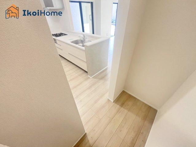 明石市魚住町中尾　全2棟　1号棟　新築戸建の収納|【ホームページに現地動画掲載中】●年中無休：当日予約可●キッチンにはパントリーもあります！