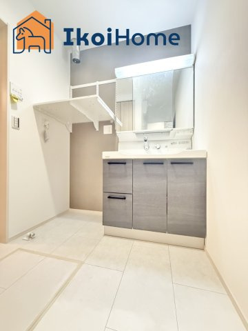 明石市大久保町八木第2　7号棟　新築戸建の洗面所|【ホームページに現地動画掲載中】●年中無休：当日予約可●洗面は便利な３面鏡。ゆったりワイドシンク仕様