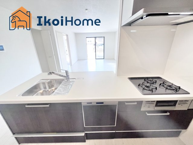 明石市太寺大野町１期　全３棟　１号棟　新築戸建のキッチン|●年中無休：当日予約可●人気の対面式キッチン♪家事の時短に欠かせない食洗機付きです！