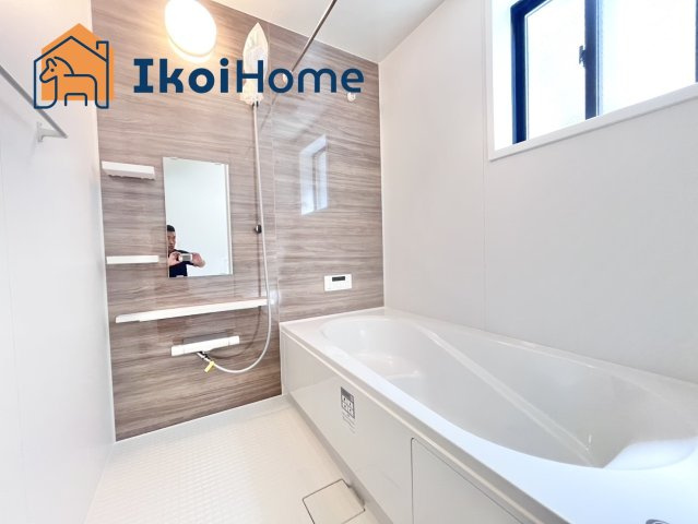 明石市太寺大野町１期　全３棟　１号棟　新築戸建の浴室|●年中無休：当日予約可●足を伸ばしてご入浴いただけるゆったりとした浴槽です。半身浴可能なベンチタイプ