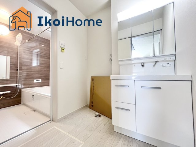 明石市太寺大野町１期　全３棟　１号棟　新築戸建の洗面所|●年中無休：当日予約可●お化粧をする時に便利な３面鏡＆お掃除の際に便利なハンドシャワータイプの洗面台