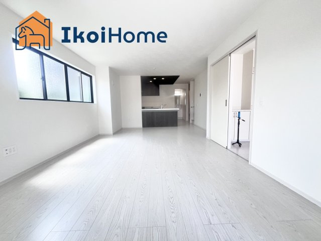 明石市太寺大野町１期　全３棟　１号棟　新築戸建の居間・リビング|●年中無休：当日予約可●広々としたLDKは開放感があり、大型家具を設置しても圧迫感がありません。