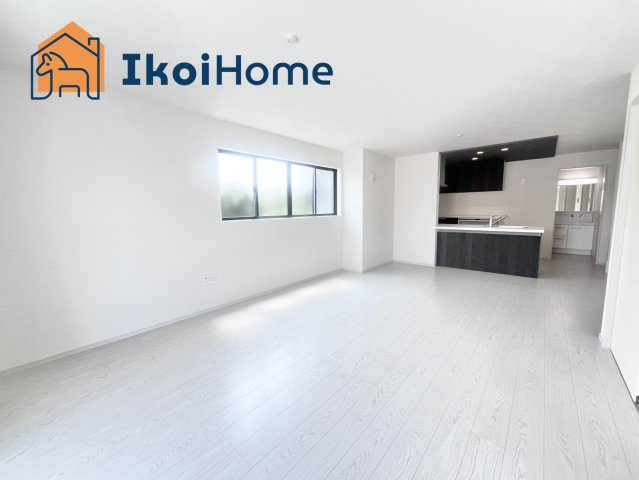 明石市太寺大野町１期　全３棟　１号棟　新築戸建の居間・リビング|●年中無休：当日予約可●広々としたLDKは2面採光で明るい団欒スペースとなっております。