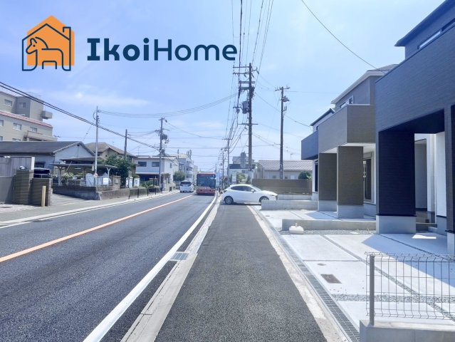 明石市太寺大野町１期　全３棟　3号棟　新築戸建の前面道路含む現地写真|●年中無休：当日予約可●前面道路は幅員ゆったり約11.4ｍ！整備された歩道がございますので安心です。